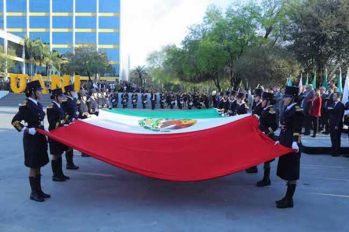 Inspira y enorgullece bandera mexicana a UANL