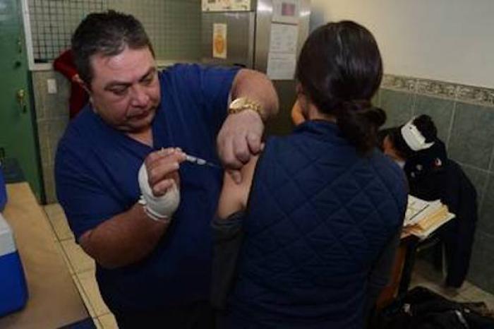 Vacunan a migrantes del lado mexicano de la frontera