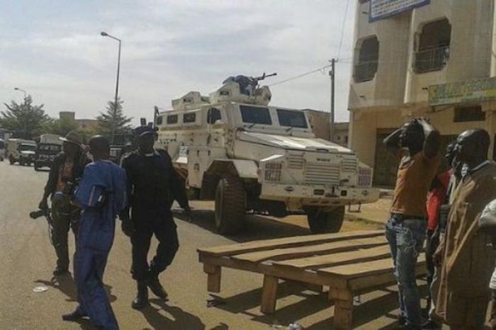 Mueren 30 soldados en ataque a base militar en Mali
