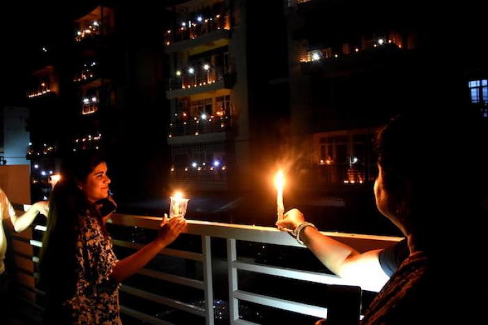 India apaga sus luces y enciende velas contra el COVID-19