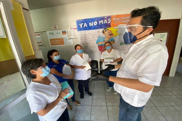 Dip. Juan Carlos Ruiz entrega gel, guantes y cubre bocas en centros de salud 