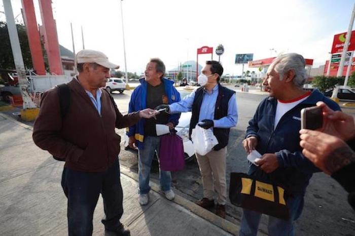 Diputado Juan Carlos RuÃ­z reparte cubrebocas a usuarios y personal de transporte
