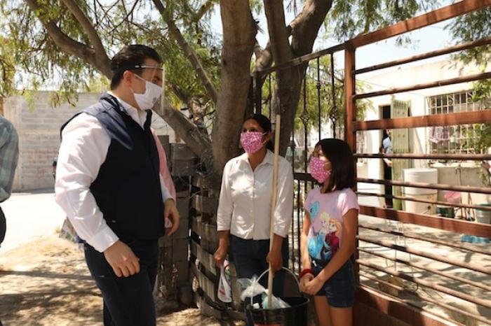 Alcalde de Monterrey lleva paquetes de limpieza a la colonia Lorenzo Garza