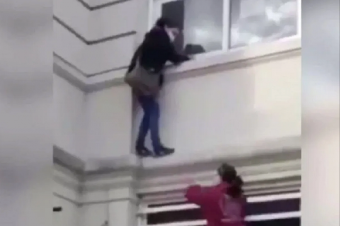 Mujer escala por las paredes de un hospital para ver a un familiar