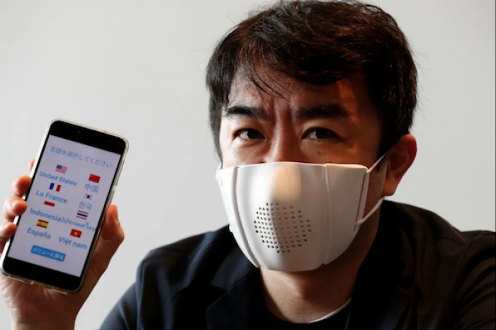 Japoneses crean cubrebocas con bluetooth que amplifica la voz y manda whatsapp
