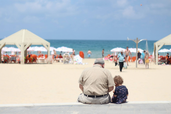 En Italia pagan bono especial a los abuelos que cuidan a sus nietos 