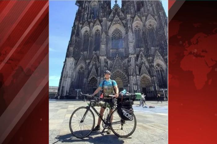 Viaja por 48 días en bicicleta para regresar con su familia