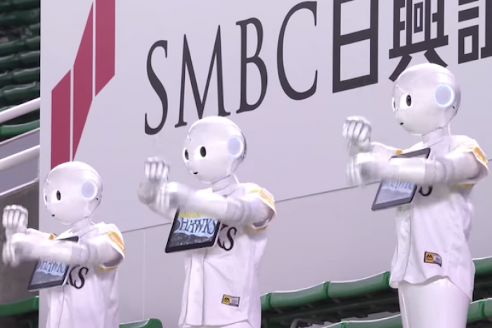 Cambian hinchas de cartón por robots en Japón