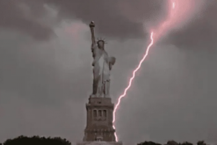 Graban momento exacto cuando un rayo impactó la Estatua de la Libertad