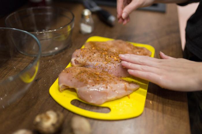 Obliga a su hija vegana a cocinar carne como castigo por tirar la comida de la familia