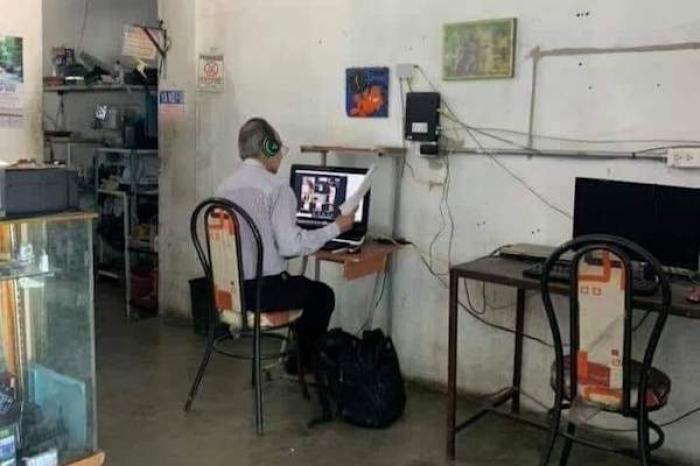 Captan a maestro dando clases desde un cibercafé  