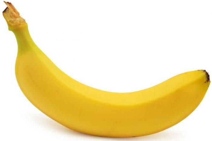 Sancionan a joven por racismo al enviar una banana a la mesa de un hombre negro