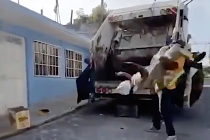 Recolectores de basura que se viralizaron con su lucha son buscados por la Triple A