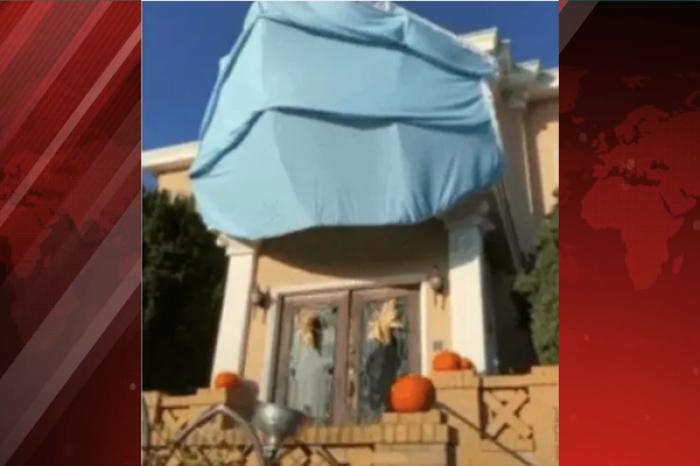 Pone enorme cubrebocas a su casa para festejar Halloween