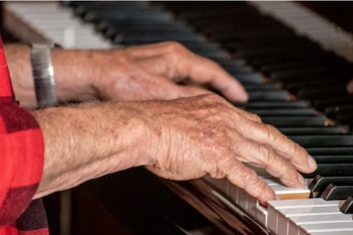 Mujer de 92 años con alzhéimer interpreta sonata de piano de Beethoven