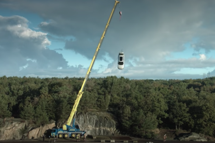 Volvo lanza coches nuevos desde 30 metros de altura