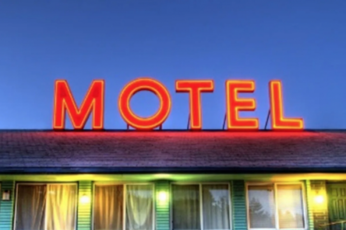 Mujer infiel se esconde en el techo de una habitación de motel