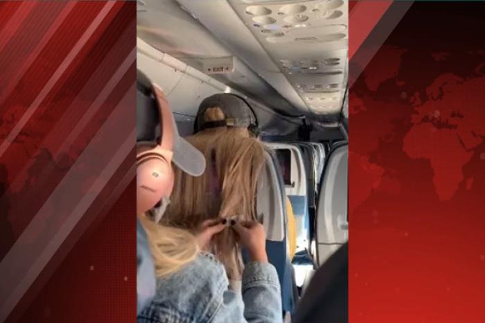Pasajera en avión toma venganza de otra por obstruir su asiento con su cabello
