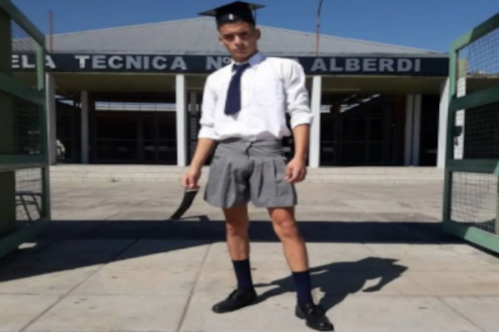 Joven acude con falda a su graduación, le niegan el diploma