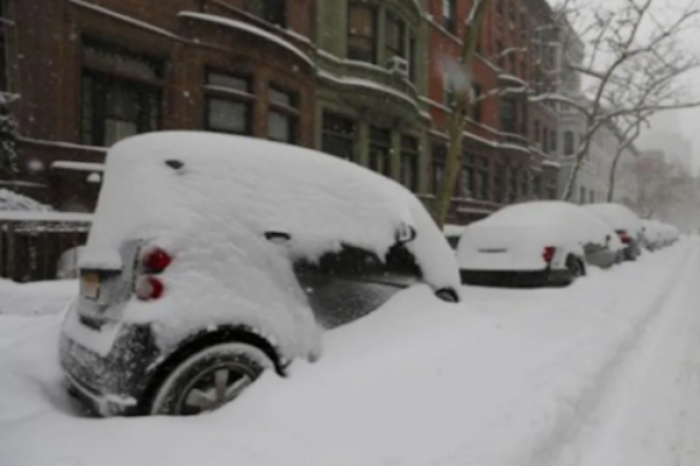 Conductor fue enterrado bajo nieve en NY por 10 horas