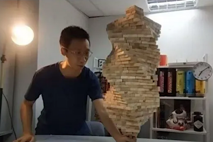 Hombre apila 1000 bloques en una pieza de Jenga