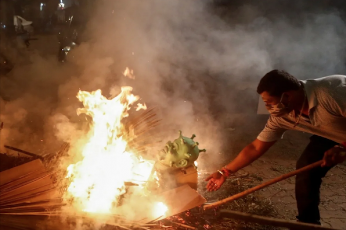 En la India celebra el inicio de año quemando un muñeco del coronavirus