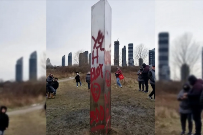 Aparece nuevo monolito metálico en Canadá; lo vandalizan