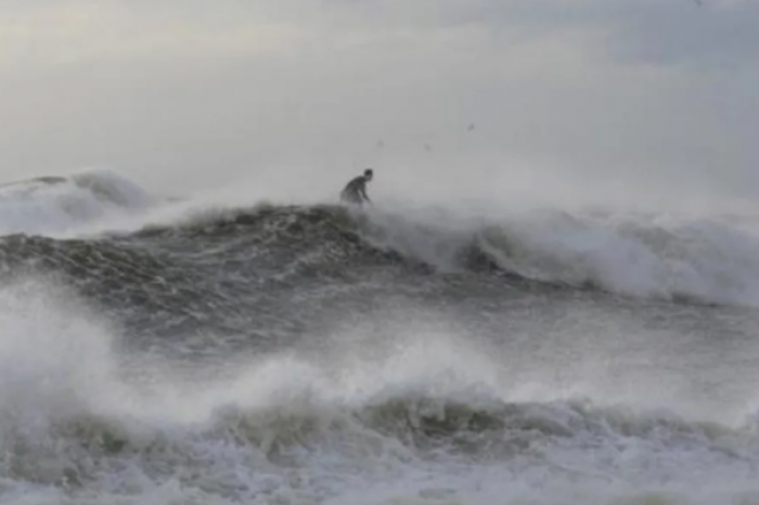 Surfista rescata a una mujer de las turbulentas olas