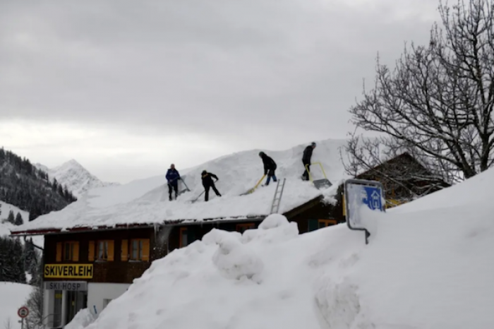 La acumulación de nieve provoca el colapso del techo de una casa