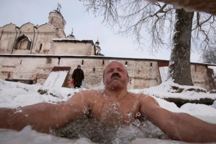 Rusos celebran la epifanía sumergiéndose en agua helada