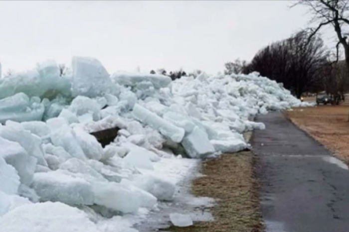 Se salva por segundos de ser golpeada por un enorme bloque de hielo