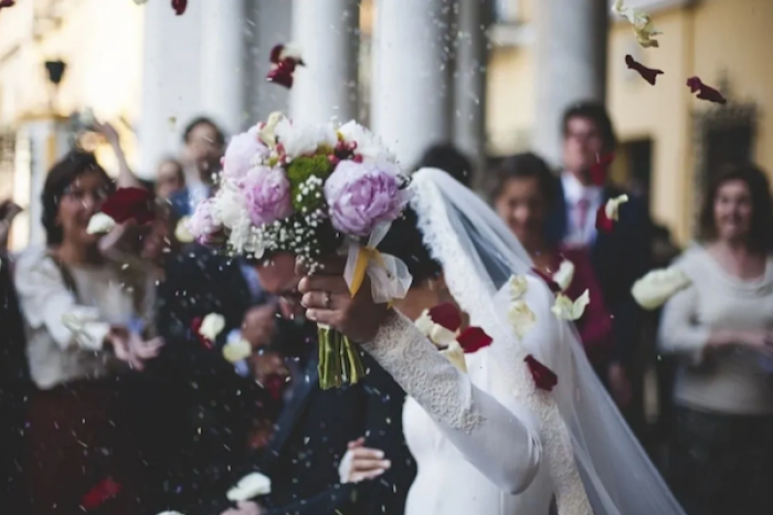 Pide permiso a su esposo durante la boda para abrazar a su exnovio