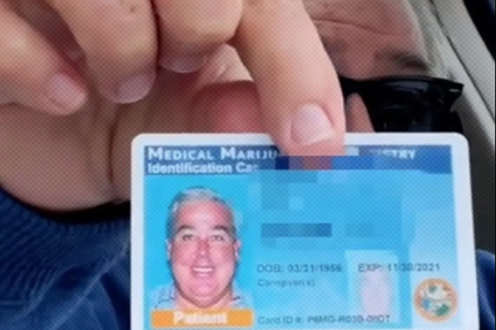 Muestra su tarjeta de marihuana medicinal en vez de la licencia de conducir