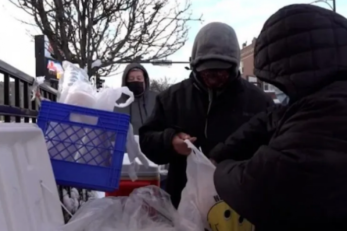 Compra todos los tamales de vendedores ambulantes para que no pasen frío