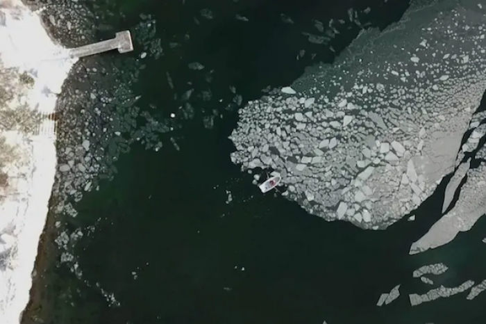 Mueve témpano de hielo con bote de remos