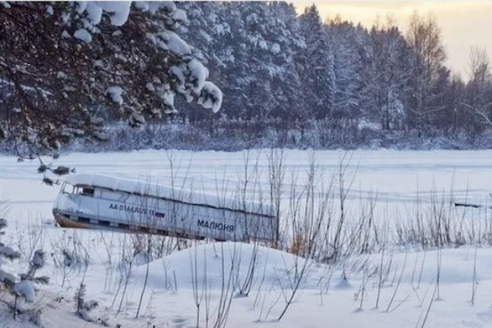 Transeúntes ayudan a un camionero atrapado bajo la nieve