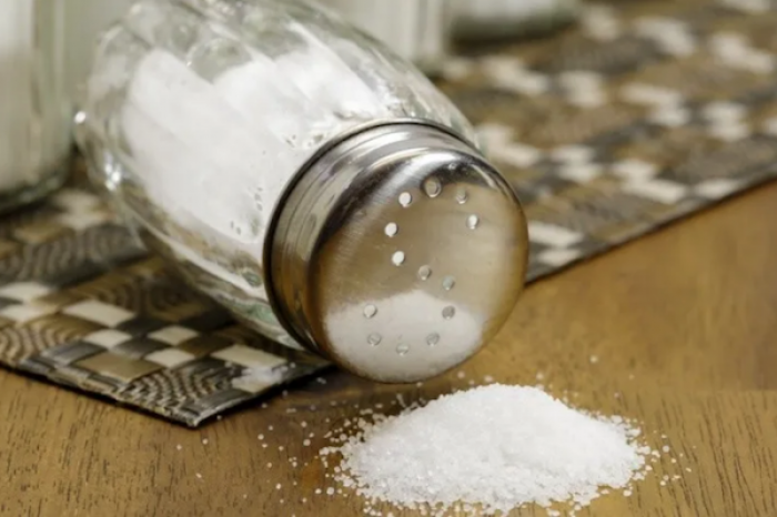 ¿Por qué la sal aumenta la presión en el cuerpo?