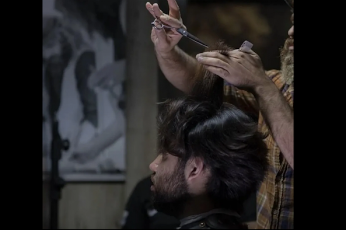 Peluquero subasta su primer corte de pelo tras el confinamiento