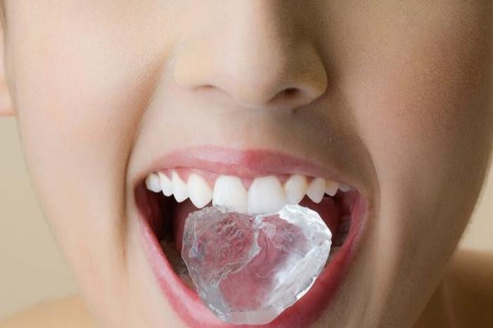 ¿Hace daño comer hielo?