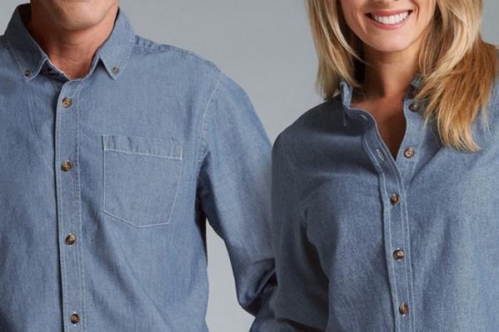 ¿Por qué los botones de las camisas de hombres y mujeres están en diferentes lados?