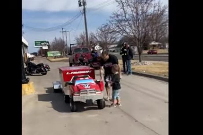 Regalan tráiler a pequeño por su cumpleaños