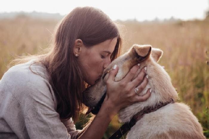 Mascota ayuda a su dueña a hacer ejercicio