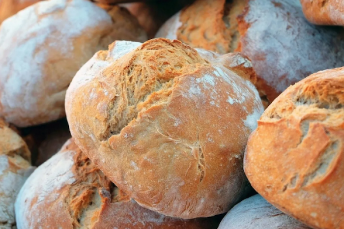 Trata de vender un pan de Pascua de 20 años de antigüedad