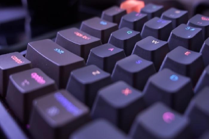 ¿Por qué el teclado no esta en orden alfabético?