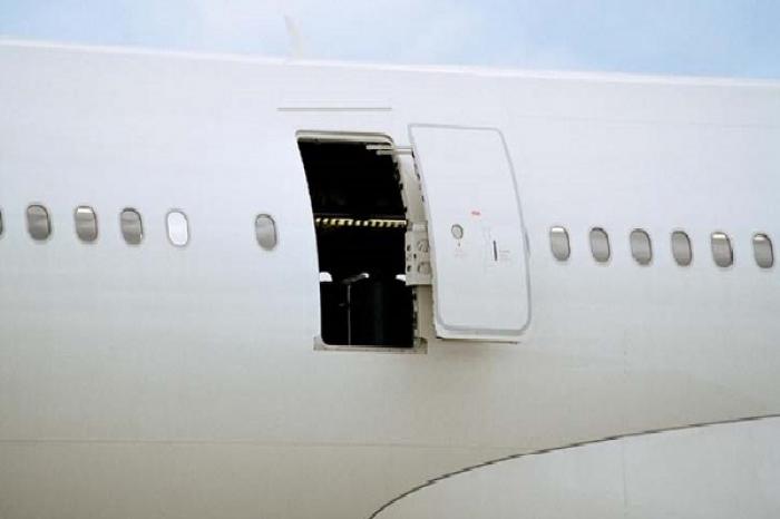 ¿Qué pasa si se abre la puerta de un avión durante un vuelo?