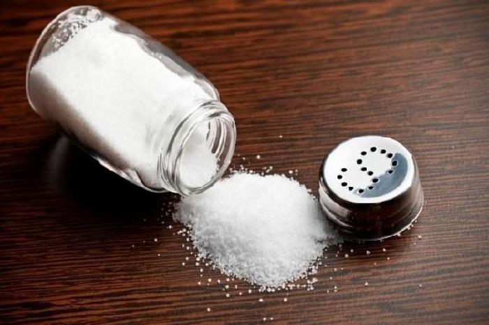 ¿Por qué se dice que derramar sal es de mala suerte?