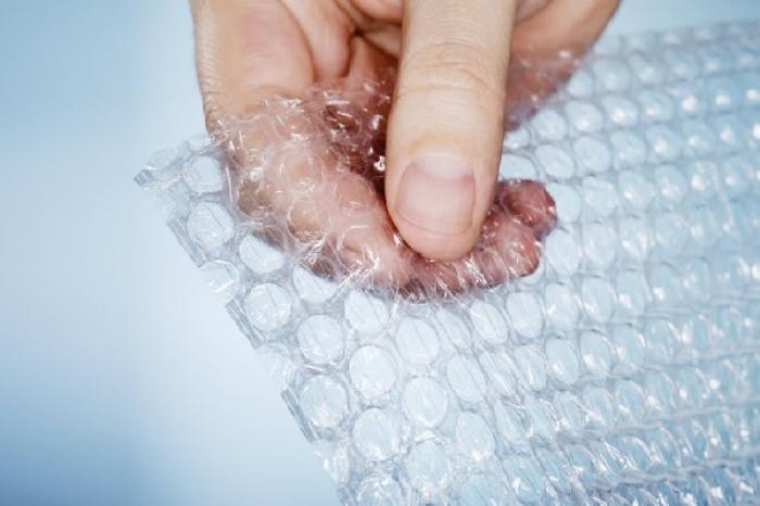 ¿Por qué resulta tan adictivo explotar burbujas de plástico?