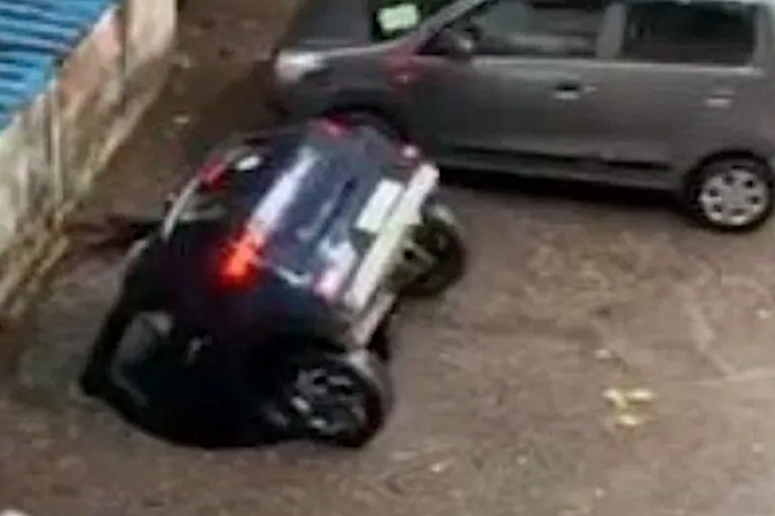 Carro desaparece en un estacionamiento