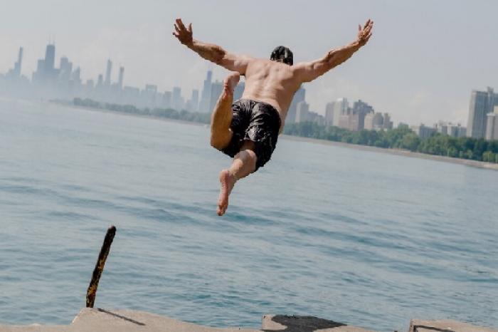 Entretenimiento de pandemia: hombre salta al Lago Michigan por 365 días seguidos