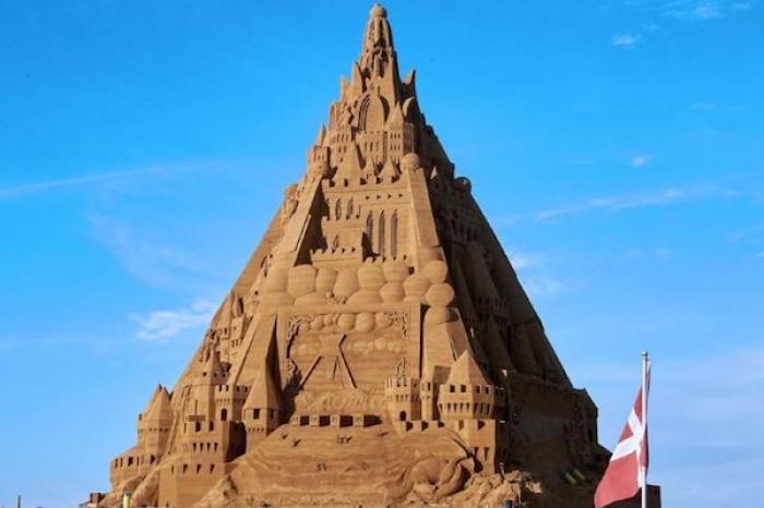  Construyen el castillo de arena más alto del mundo en Dinamarca